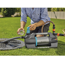 Gartenpumpe beim Einsetzen des Filters auf einer Rasenfläche