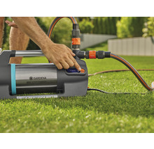Gardena Gartenpumpe 6500 SilentComfort mit Schlauchanschluss und Bedienfeld auf Rasen