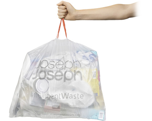 Eine Hand hält einen vollen Müllbeutel von Joseph Joseph.