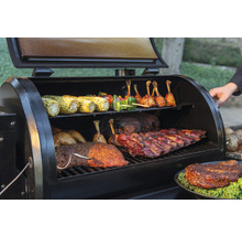 Offener Grill mit Maiskolben, Gemüsespießen, Hähnchen, Rippchen und Braten