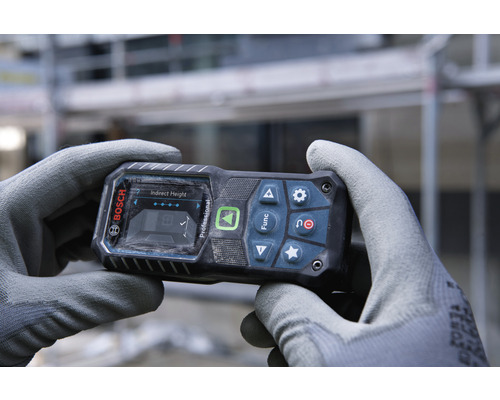 Eine Person hält ein Bosch Professional Laser-Entfernungsmessgerät in der Hand