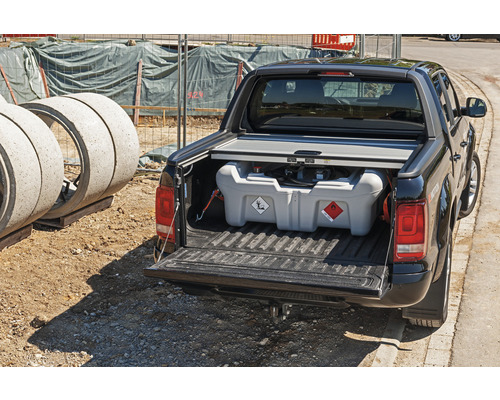 Pickup mit transportablem Tank im Laderaum für den mobilen Einsatz von Kraftstoffen.