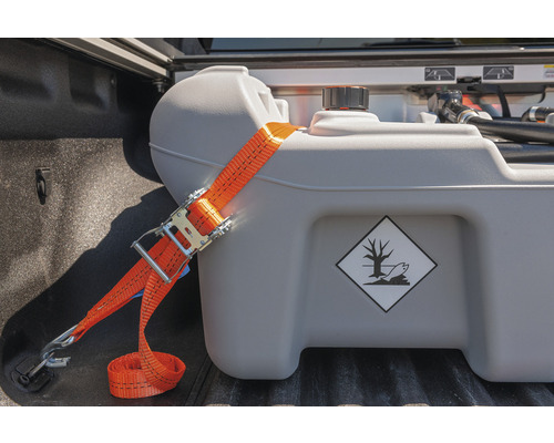 Grauer Dieseltank mit Ratschenzurrgurt zur Ladungssicherung