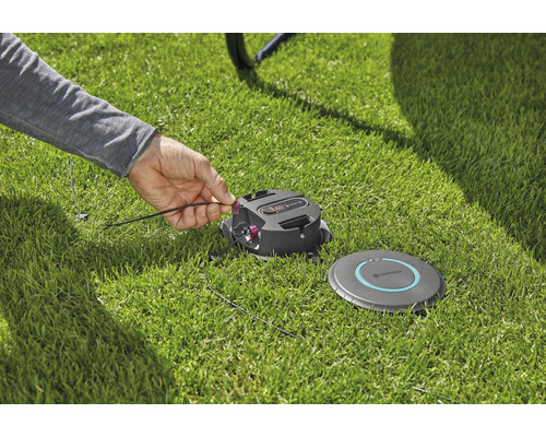 Installation eines Gardena Mähroboters mit Begrenzungskabel auf Rasen