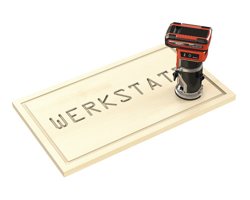 Einhell Akku-Oberfräse beim Fräsen des Wortes Werkstatt in ein Holzschild