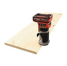 Einhell Akku-Oberfräse auf einem Holzbrett