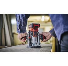 Einhandfräse in Benutzung auf einem Holzbrett.