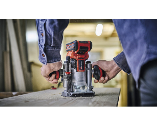 Einhandfräse in Benutzung auf einem Holzbrett.