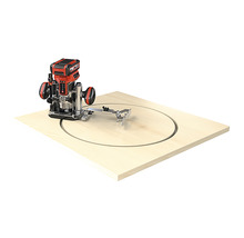 Oberfräse beim Fräsen eines Kreises in ein Holzbrett