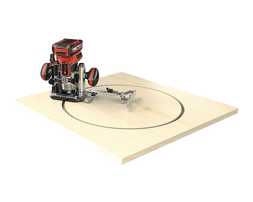 Oberfräse beim Fräsen eines Kreises in ein Holzbrett