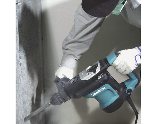 Makita Abbruchhammer im Einsatz an einer Wand