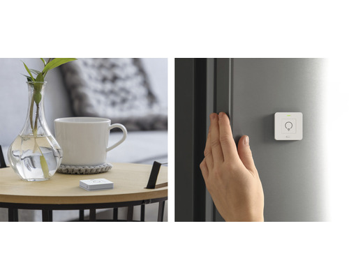 Szene mit einem Smart Home Lichtschalter, einmal auf einem Tisch und einmal an einer Wand montiert