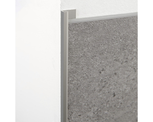 Fliesenwand mit Abschlussprofil