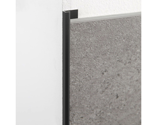 Fliesenprofil aus Aluminium an einer Wand