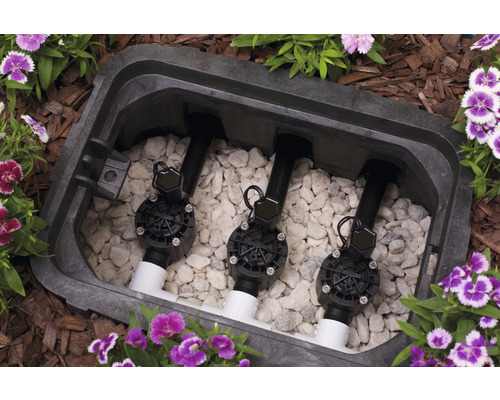 Bewässerungsventil in einem Ventilkasten im Garten