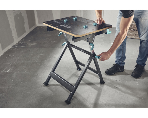 Wolfcraft Master 650 Werktisch mit einer Person, die ihn bedient
