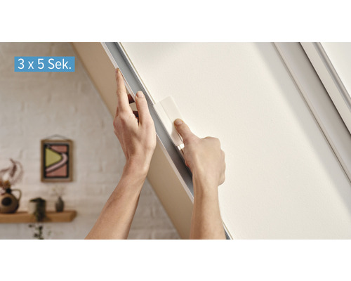 Montage eines Insektenschutzrollos am Fensterrahmen