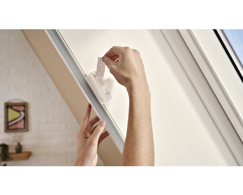 Montage einer Gardinenstange mit Klebestreifen am Fenster