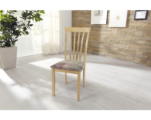Holzstuhl mit gepolsterter Sitzfläche in einem hellen Raum.