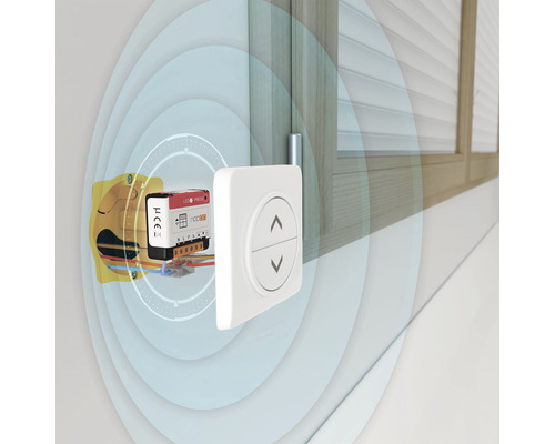 Funk-Rollladensteuerung mit Schalter neben einem Fenster