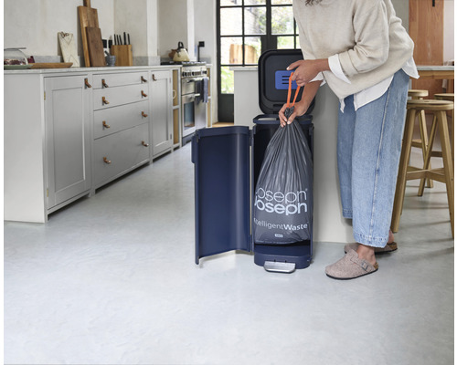 Frau wechselt Müllbeutel in einem Joseph Joseph IntelligentWaste Titan Mülleimer in einer Küche