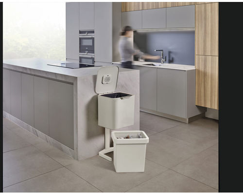 Küchenszene mit einem Abfalltrennsystem bestehend aus Behälter und Eimer.