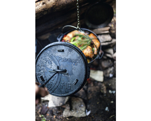 Petromax Logo. Speisen werden im Dutch Oven im Freien zubereitet.