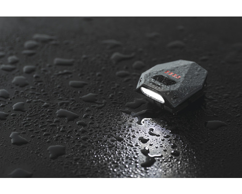 Stirnlampe auf feuchter Oberfläche