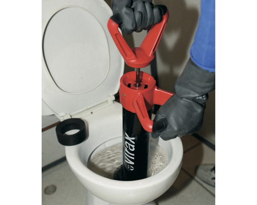 Verstopfungsbeseitigung mit einer Toilettenpumpe im Badezimmer.
