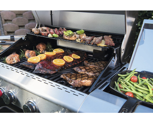 Grill mit Grillgut wie Fleisch, Würstchen und Gemüse