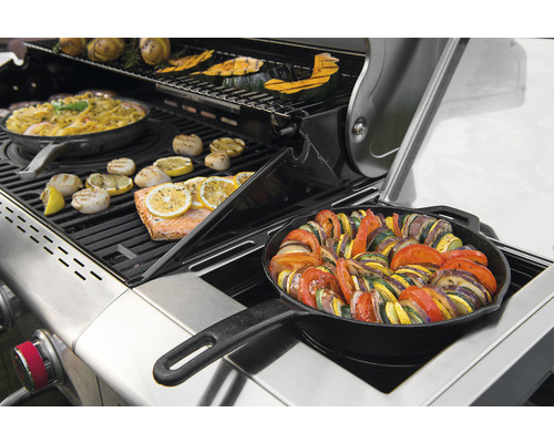 Grillszene mit Ratatouille in einer Pfanne, Nudeln, Fisch, Jakobsmuscheln und Gemüse