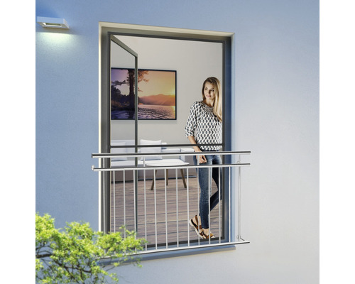 Frau auf einem Balkon mit Edelstahlgeländer und geöffneter Balkontür