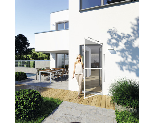Frau geht durch eine Insektenschutztür in ein Haus.
