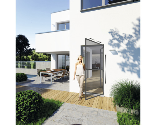 Frau betritt ein Haus mit Insektenschutztür auf einer Holzterrasse