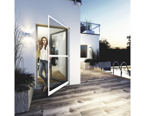 Szene mit einer Frau, die in der Tür steht und einen Insektenschutzrahmen zeigt, der an der Tür angebracht ist. Im Hintergrund befinden sich ein Pool und ein moderner Garten.