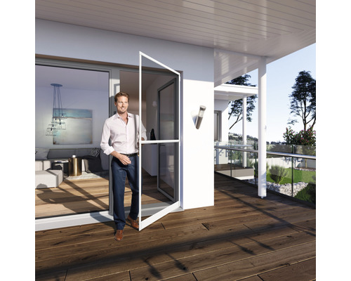 Mann betritt Terrasse durch geöffnete Insektenschutztür