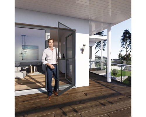 Mann betritt eine Terrasse durch eine Insektenschutztür