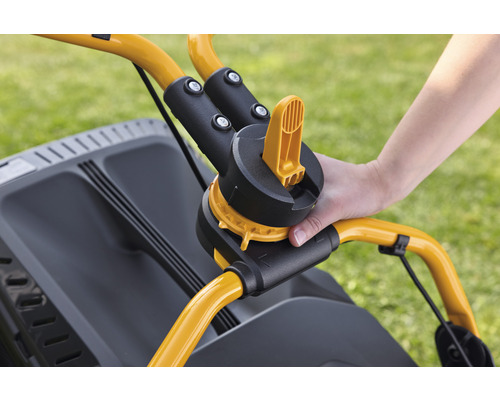 Detailaufnahme des Griffs eines Rasenmähers mit Höhenverstellung