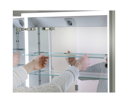 Installation eines Spiegelschrankes mit Glasablagen im Badezimmer.
