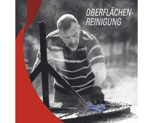 Mann reinigt Grillrost für Oberflächenreinigung