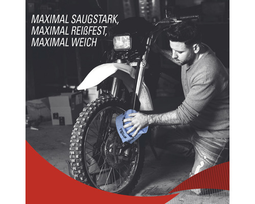 Mann reinigt Motorrad mit Reinigungstuch