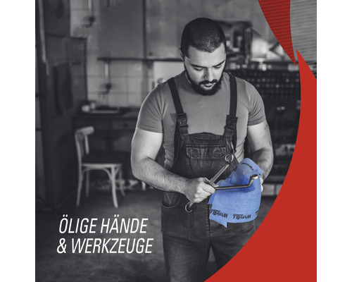 Mechaniker reinigt Werkzeug mit Reinigungstuch