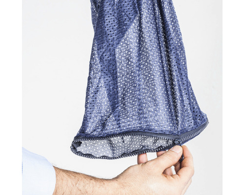 Netzstoffbeutel mit Reißverschluss in der Hand