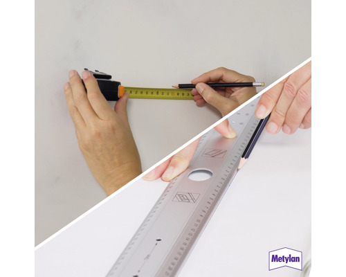 Eine Person misst mit einem Bandmaß und Bleistift und verwendet eine Metylan Schiene zum Zeichnen.