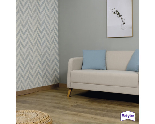 Modernes Wohnzimmer mit Vinylboden, gemusterter Tapete und Sofa