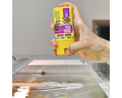 JBL Pro Novo Danio XS Fischfutter wird in ein Aquarium dosiert