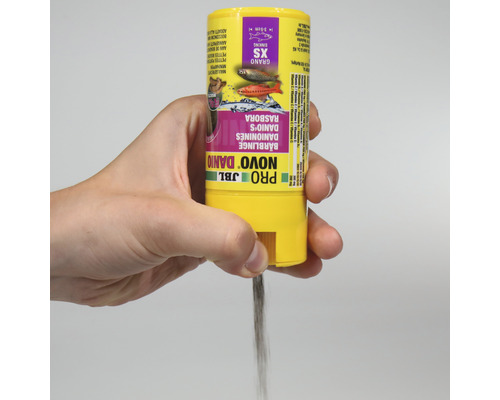 Hand hält Futterdose JBL Novo Danio für kleine Fische