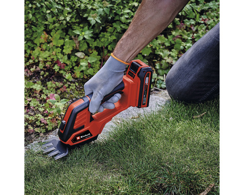 Akku Grasschere im Einsatz zur Rasenpflege