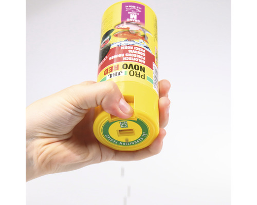 Eine Hand hält eine gelbe Dose JBL Pro Novo Red Fischfutter für Goldfische.