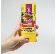 JBL Novo Red Granofutter M für Goldfische in gelber Verpackung in der Hand gehalten